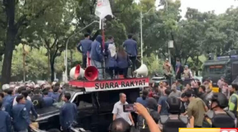 polisi tangkap 93 mahasiswa peserta demo ricuh di depan balai kota jakarta