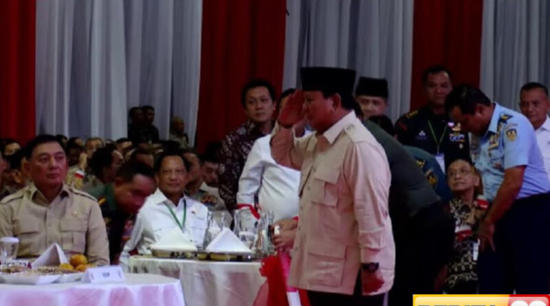 prabowo hormat ke try sutrisno sebelum pidato di hadapan purnawirawan tni