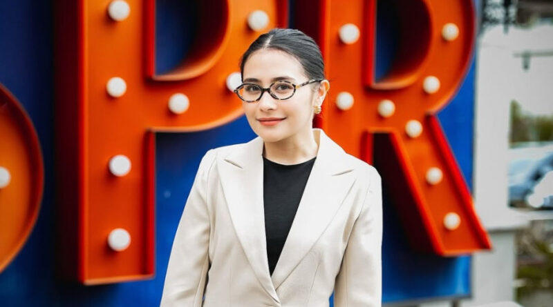 riwayat pendidikan prilly latuconsina pacar omara esteghlal yang jadi dosen di lspr