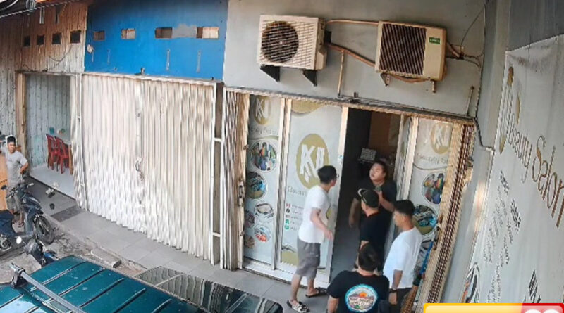salon jadi medan perang gara gara parkir bapak bapak sok jagoan bikin netizen murka