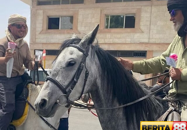 setelah tempuh 8000 km jemaah haji berkuda dari spanyol tiba di arab saudi