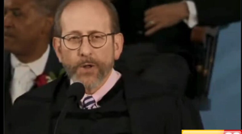 sindir trump pidato presiden universitas harvard alan garber disambut tepuk tangan meriah