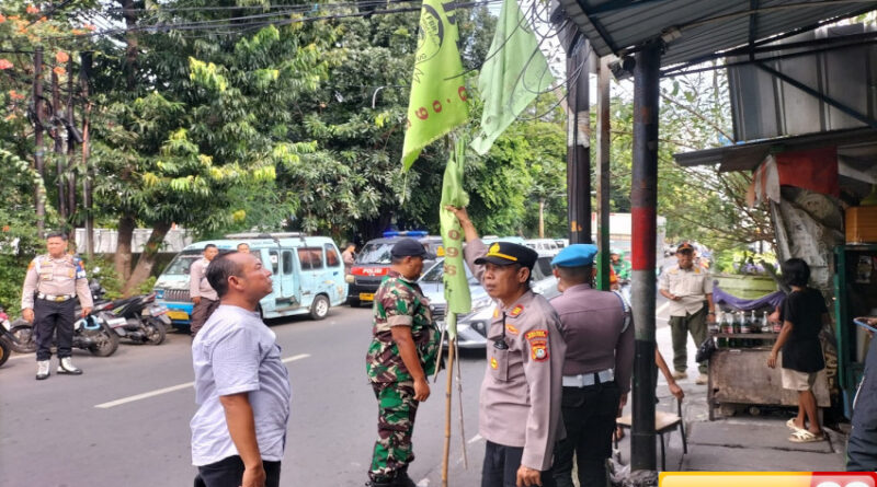tegas polres metro jakarta pusat turunkan ratusan bendera ormas
