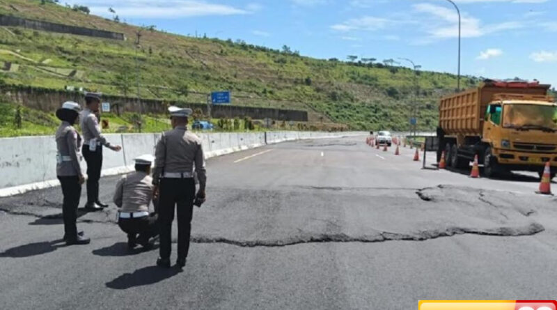 tol cisumdawu km 177 retak dan amblas kendaraan dialihkan ke jalur lambat