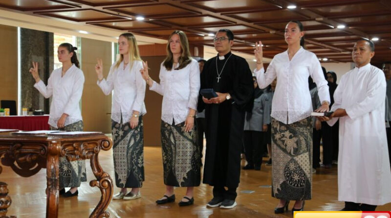 4 pesepak bola putri tampil anggun berkebaya putih saat ambil sumpah wni