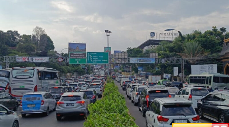 arah puncak macet 3 km di simpang gadog polisi berlakukan one way