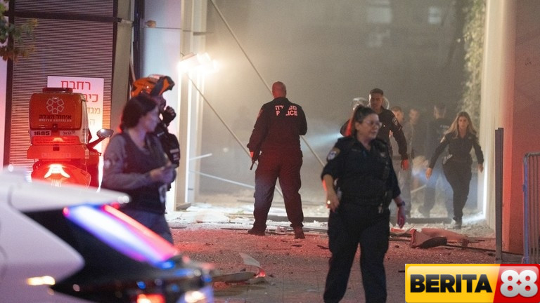 berbagai rekaman video perlihatkan rudal rudal iran hiasi langit israel