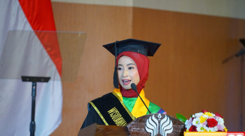 cerita novia wisudawan terbaik unnes dengan ipk tertinggi meski menderita skoliosis