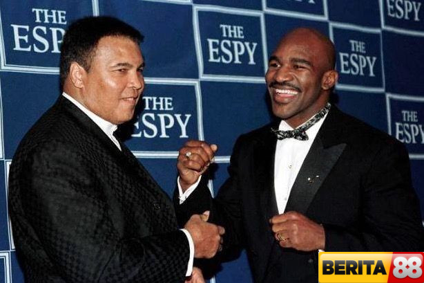 evander holyfield singkirkan muhammad ali dari takhta legenda kelas berat saya yang terhebat
