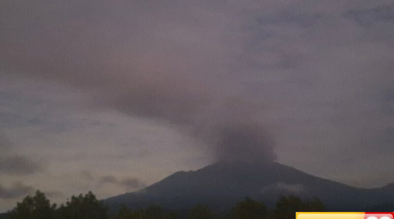 gunung raung muntahkan abu erupsi setinggi 2000 meter