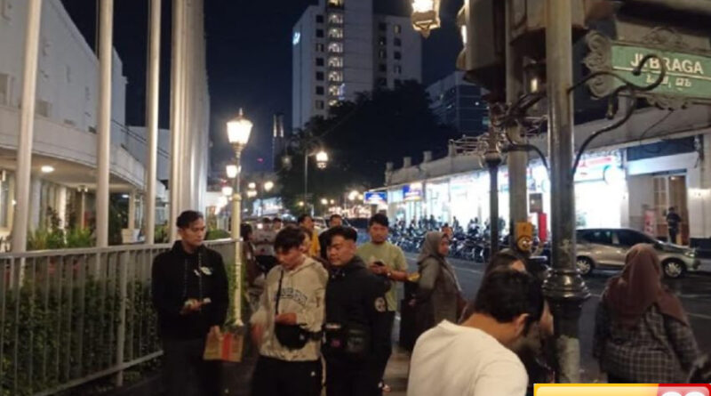 jam malam pelajar diterapkan jalan braga dan asia afrika tetap saja ramai