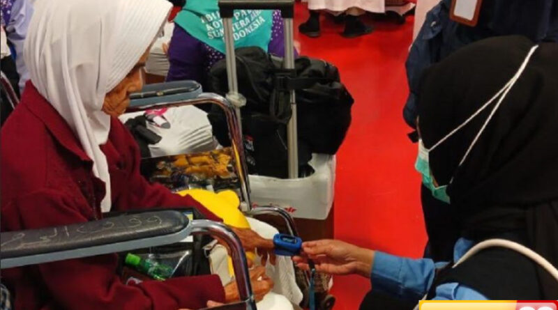 kepulangan jemaah haji tim medis standby siang malam di bandara jeddah dan madinah