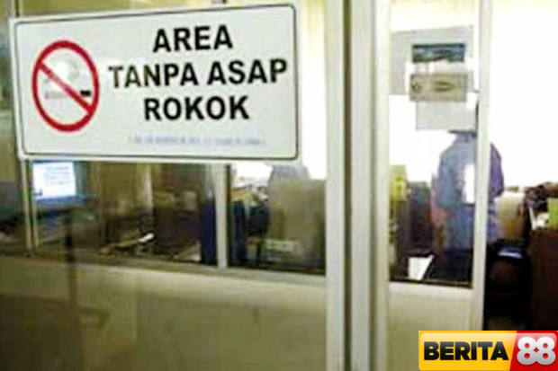 merokok di ruang publik terancam denda rp250000 dinkes jakarta efektif membuat orang jera