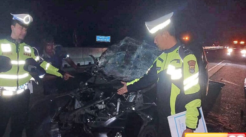 mobil tabrak truk di jalan tol bakter lampung selatan 3 orang tewas