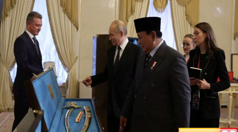 momen prabowo putin bertukar cenderamata buku garuda keris bali hingga pedang perwira