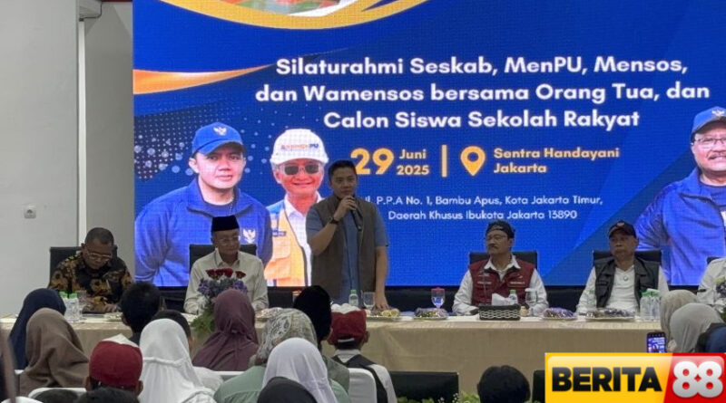 ortu calon siswa sekolah rakyat curhat soal penghasilan kepada seskab teddy sehari bawa pulang rp40 ribu