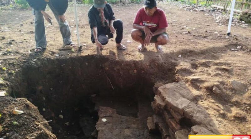 penampakan struktur candi kuno peninggalan era mpu sindok di lereng gunung kawi