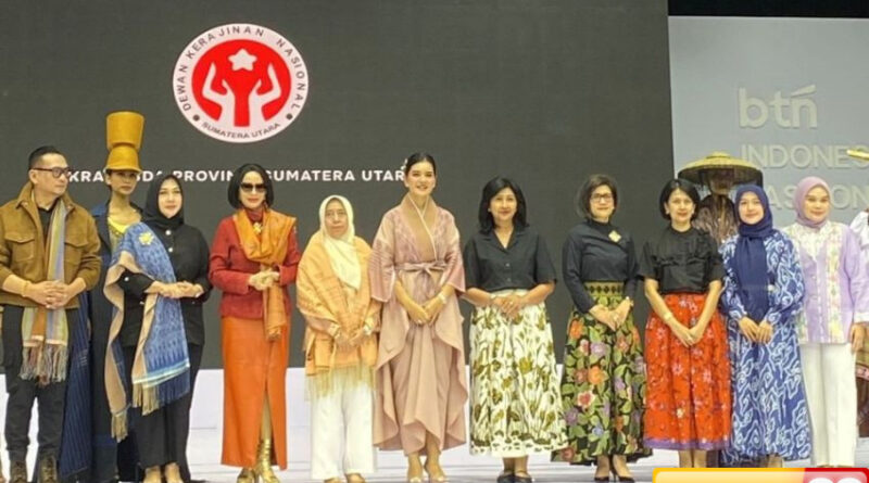potret menawan kahiyang ayu di penutupan ifw 2025 elegan dengan tenun samosir bergaya kimono