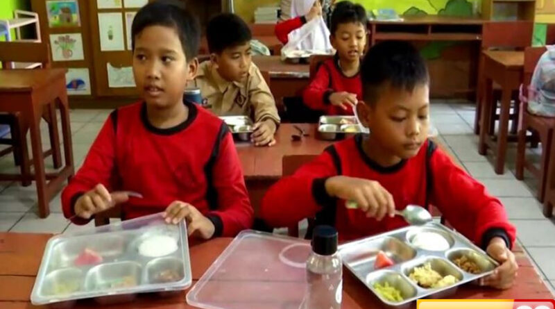 ratusan paket makan bergizi gratis dibagikan ke sdn bujang gadung cilegon
