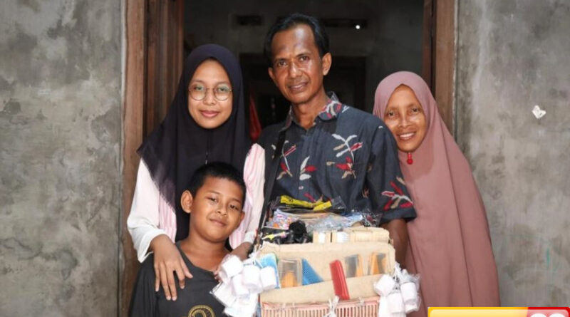 tak mampu les anak pedagang asongan ini lolos ugm dan jadi sarjana pertama di keluarganya