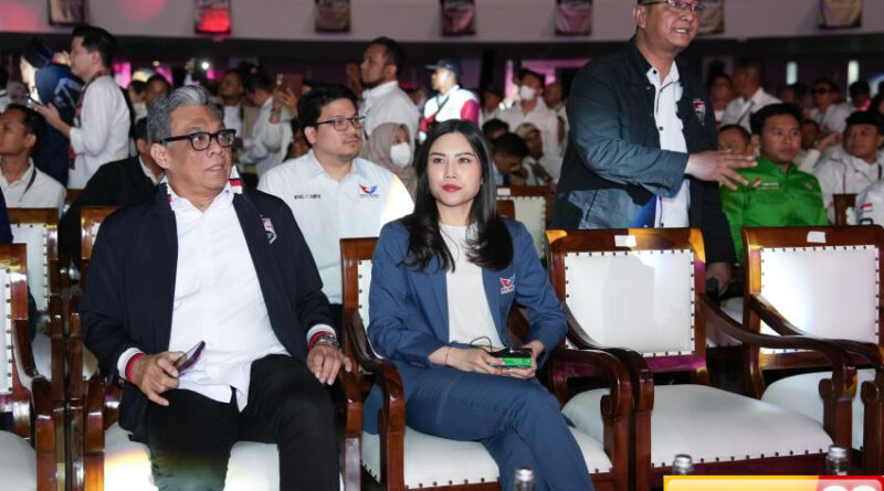 angela tanoesoedibjo tampil anggun saat hadiri penutupan kongres psi kenakan safari biru berlogo partai perindo