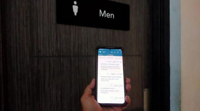 apakah boleh ke toilet membawa hp yang terinstall al quran