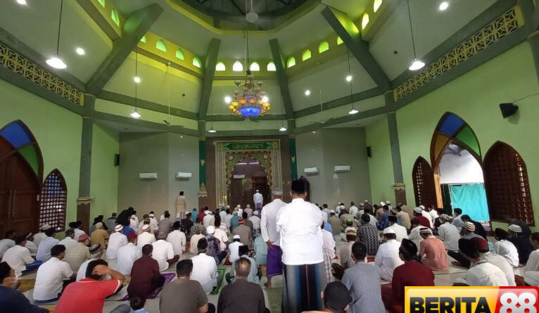 apakah sah salat pakai kaus bergambar bagaimana hukumnya