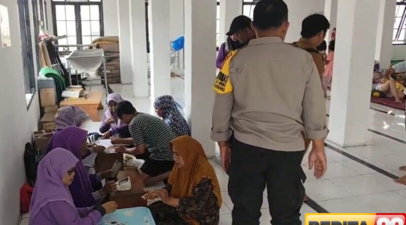 banjir rendam kedaung kaliangke ratusan warga mengungsi di masjid
