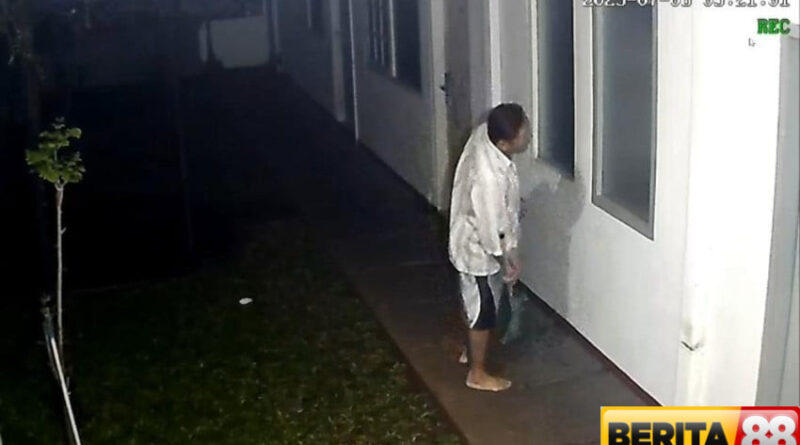 diplomat kemlu tewas terlilit lakban begini aktivitas penjaga kosan yang terekam cctv