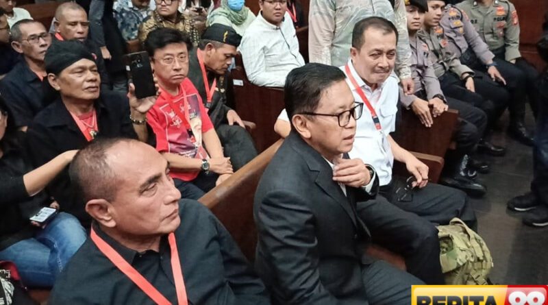 edy rahmayadi ikut berpakaian serba hitam di sidang hasto kristiyanto