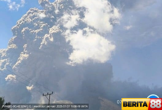 gunung lewotobi laki laki erupsi lagi siang ini tinggi kolom abu 18000 meter