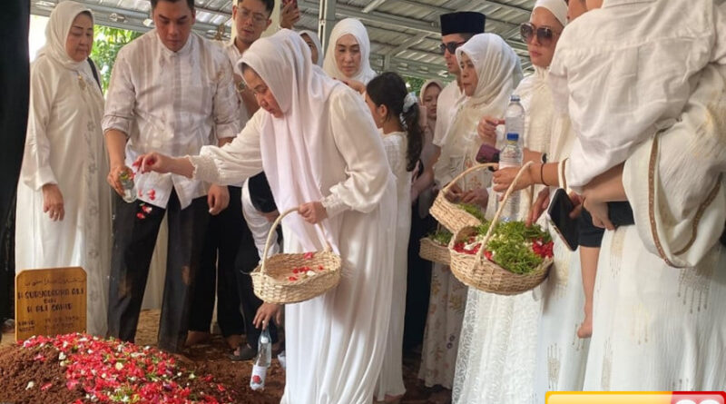 isak tangis istri iringi kepergian suryadharma ali ke peristirahatan terakhir