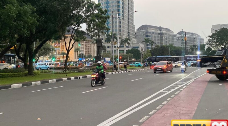 jalan medan merdeka selatan kembali dibuka usai massa demo ojol bubarkan diri