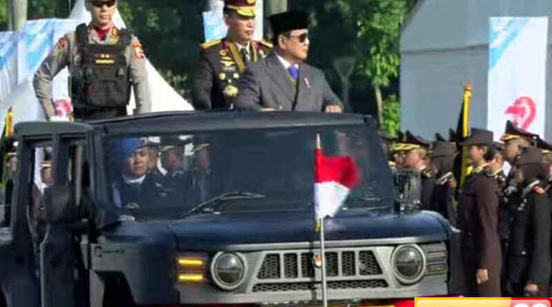 kapolri dampingi presiden prabowo cek pasukan di upacara hari bhayangkara ke 79