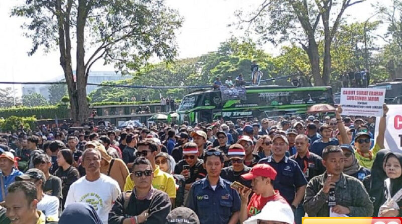 kdm didemo ratusan pekerja pariwisata jabar tuntut pencabutan larangan study tour