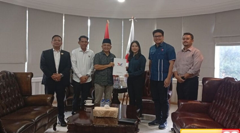 ketum partai perindo angela tanoesoedibjo serahkan sk dukungan ke paslon arus di pilbup bangka