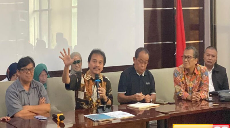 klaim pegang 5 ijazah asli angkatan kelulusan jokowi roy suryo bukan dari universitas pasar pojok