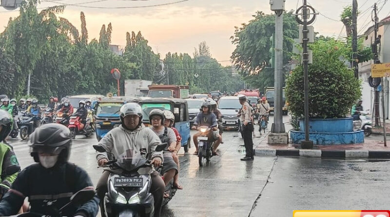 lalu lintas di traffic light jembatan dua tambora dan rasuna said jaksel ramai lancar
