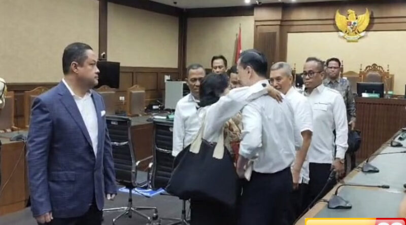momen tom lembong peluk istri usai divonis 45 tahun penjara
