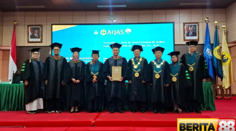 pertahankan disertasi pimpinan i bpk nyoman adhi suryadnyana raih gelar doktor