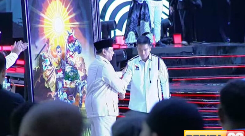 prabowo hadiri penutupan kongres psi disambut yel yel dukungan 2 periode dan terima lukisan berbahan tanah