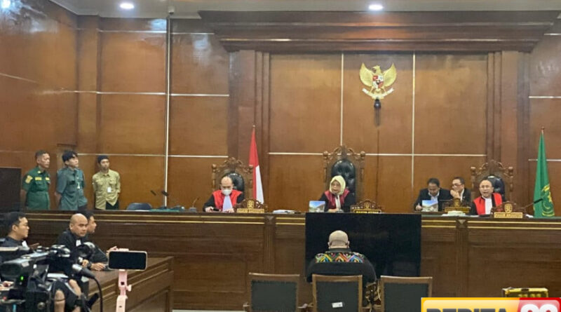 razman nasution kena semprot hakim gegara main hp saat jaksa bacakan tuntutan