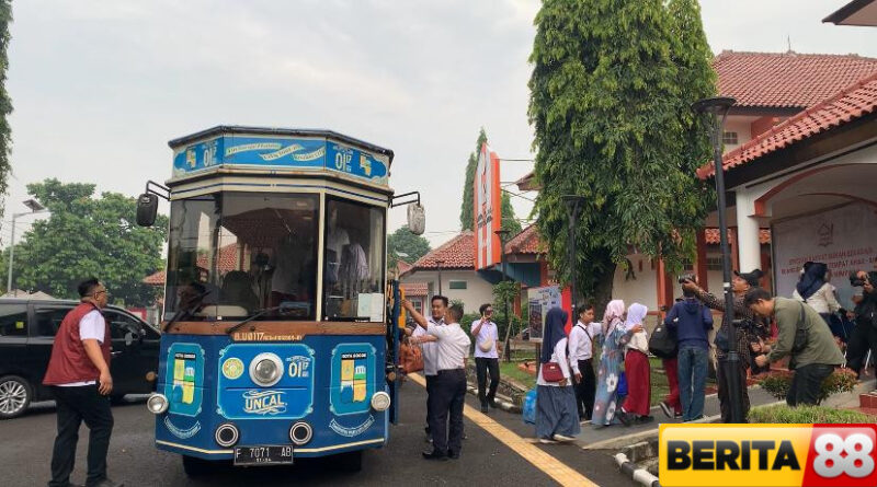 sekolah rakyat dimulai siswa naik bus wisata uncal