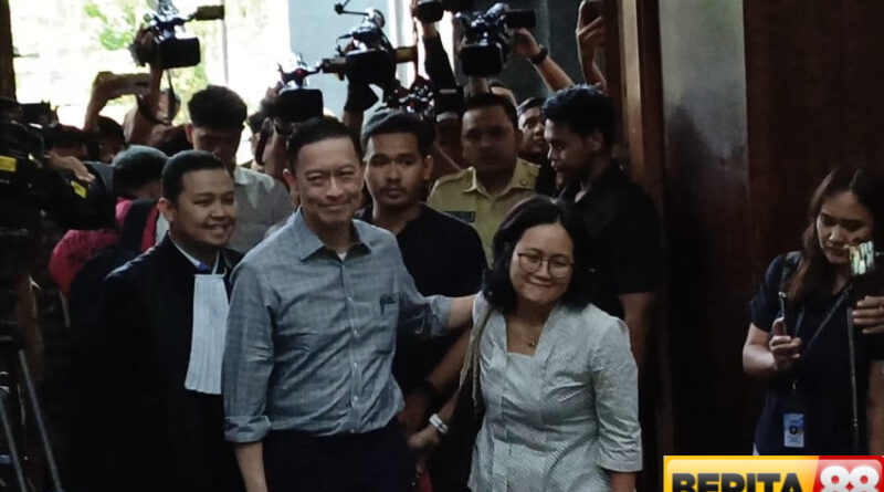 tom lembong disambut teriakan hidup tom lembong saat masuki ruang sidang