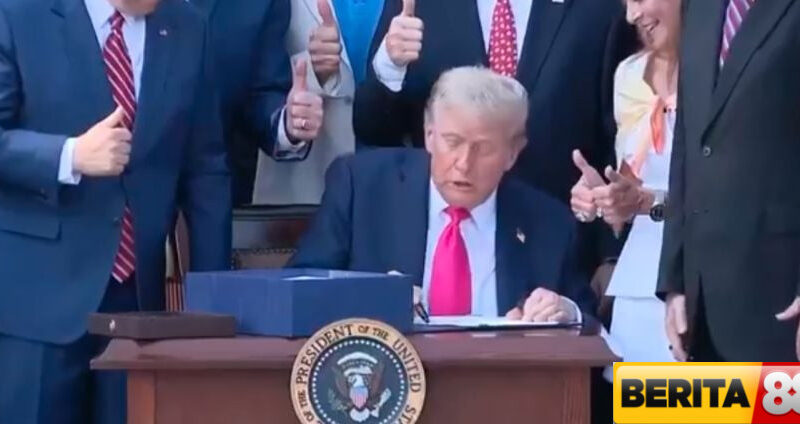 trump tandatangani ruu besar indah setelah pesawat pengebom b 2 terbang di atas
