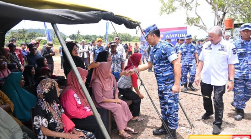 wujudkan ketahanan pangan lanud sultan hasanuddin kelompok tani pinrang garap lahan bersama