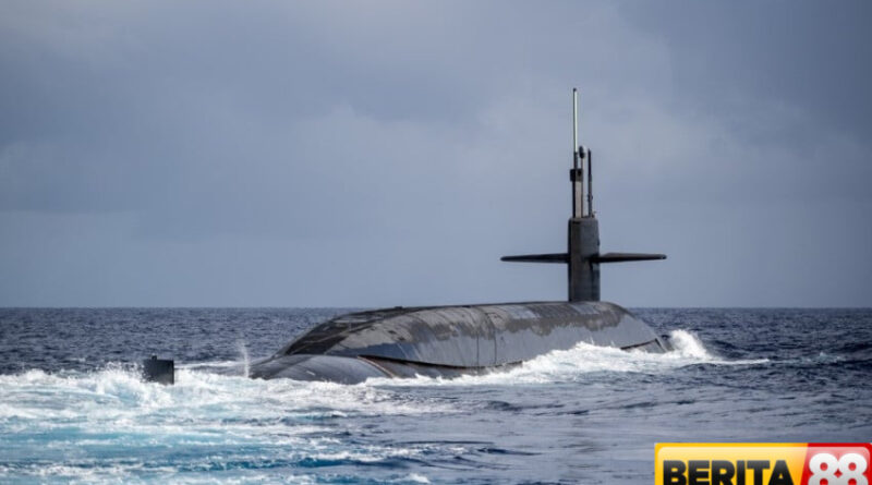 4 alasan trump kirim 2 kapal selam nuklir ke perbatasan rusia