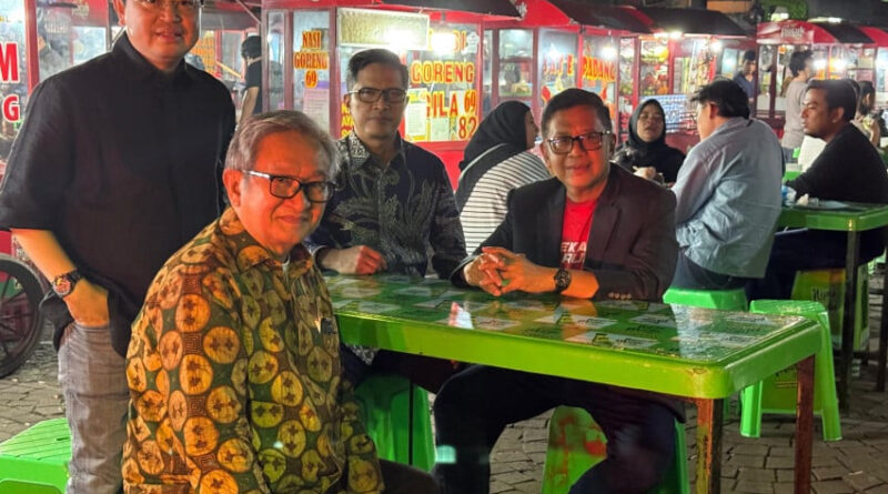 bebas dari tahanan hasto kristiyanto makan sate padang di taman menteng
