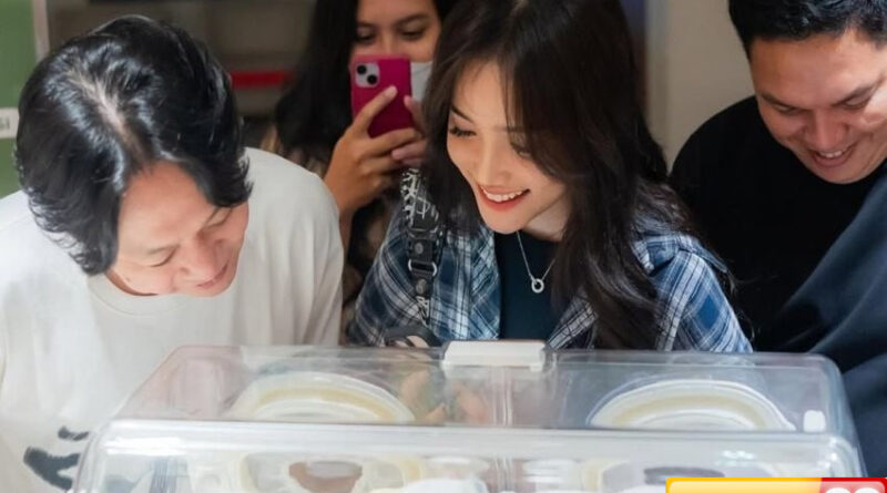 bestie momen fuji temani erika carlina melahirkan anak pertama