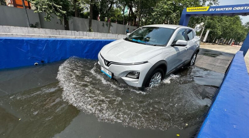 cinta pada pandangan kedua test drive vinfast vf 6 di giias 2025 suv listrik unik dengan jarak tempuh impresif